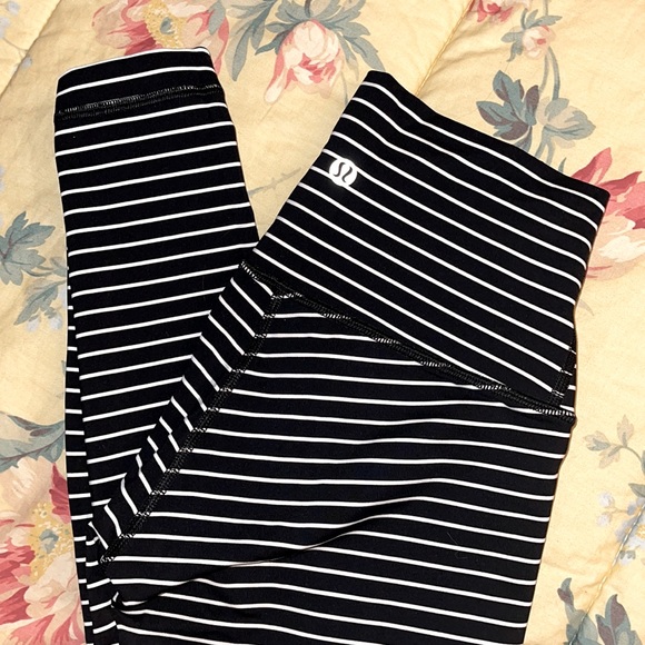 Lululemon high rise Wunder Under Leggings - Picture 8 of 9